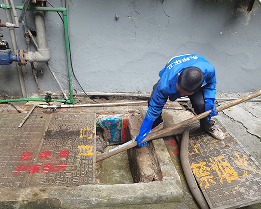于洪清掏化粪池
